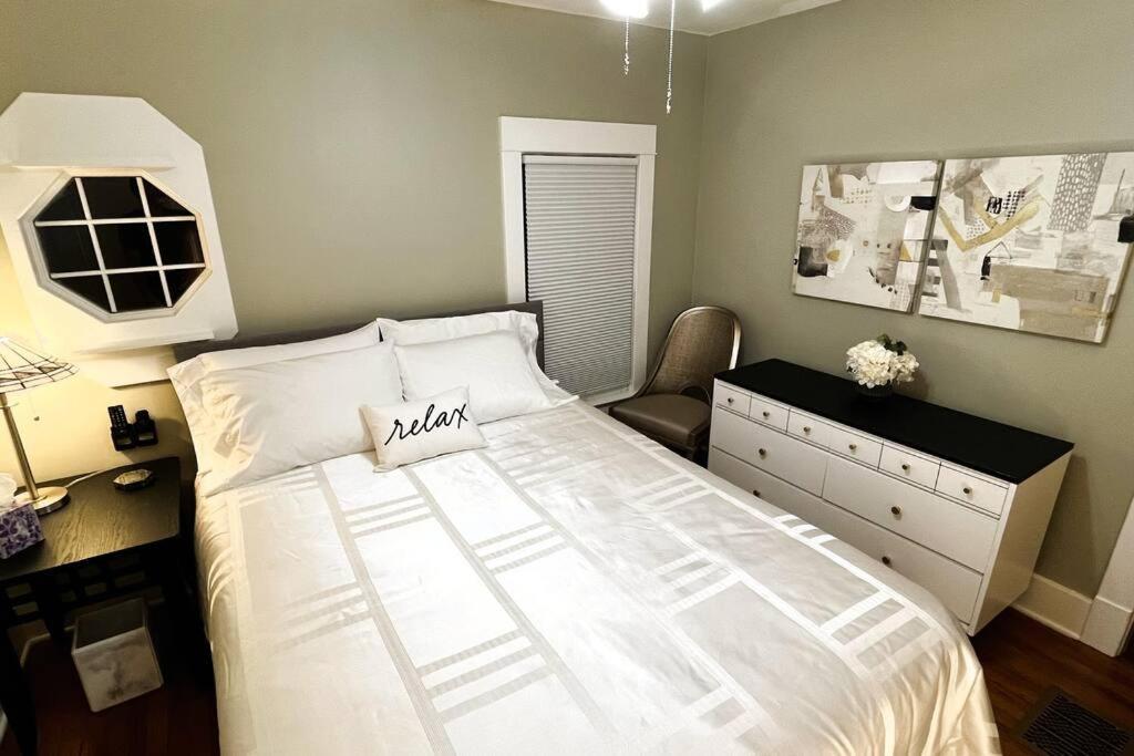 Fiesinger House - Private 3-Bd Unit In Historic Home, Downtown ساندسكاي المظهر الخارجي الصورة